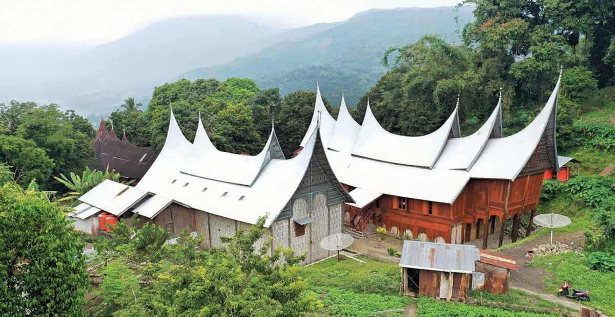 Rumah Gadang di desa Sumpur yang sudah dibangun kembali