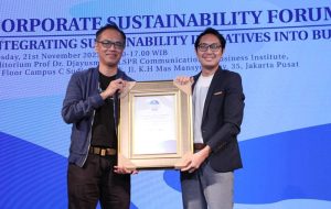 Pandu Setio, Senior PR & Brand Communication Manager, PT Sharp Electronics Indonesia menerima penghargaan